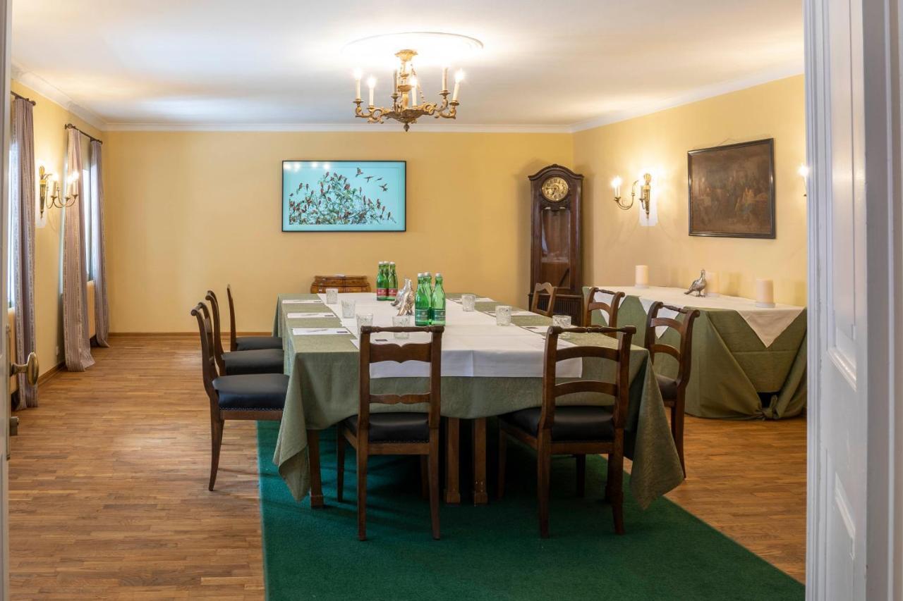 Der Schlosswirt Zu Anif - Biedermeierhotel Und Restaurant Exterior photo
