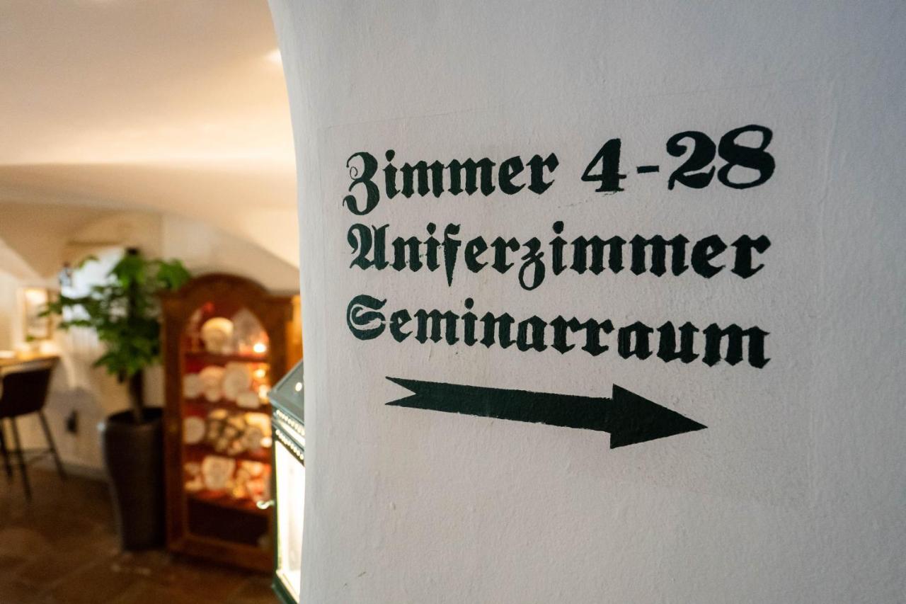 Der Schlosswirt Zu Anif - Biedermeierhotel Und Restaurant Exterior photo