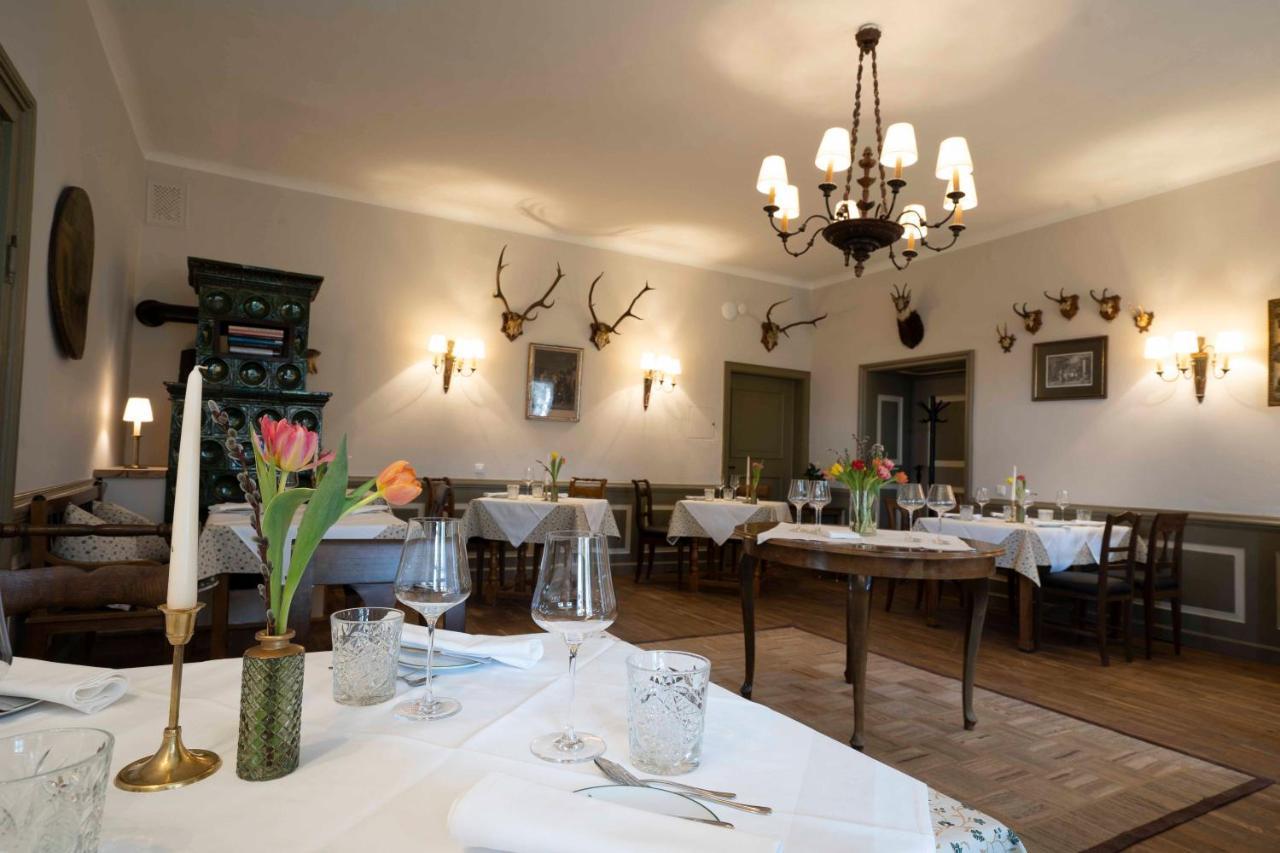 Der Schlosswirt Zu Anif - Biedermeierhotel Und Restaurant Exterior photo